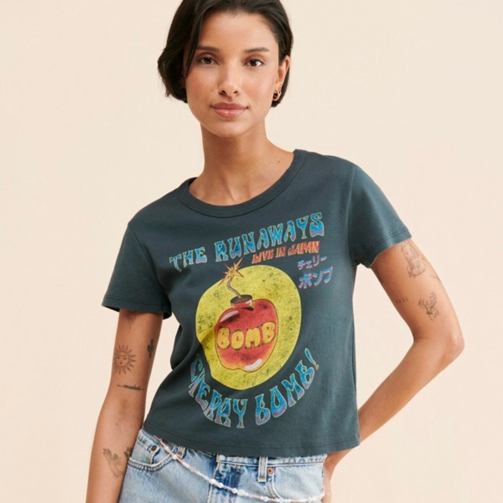 🍒 Daydreamer The Runaways Cherry Bomb Japan Tour Graphic Tee 🍒